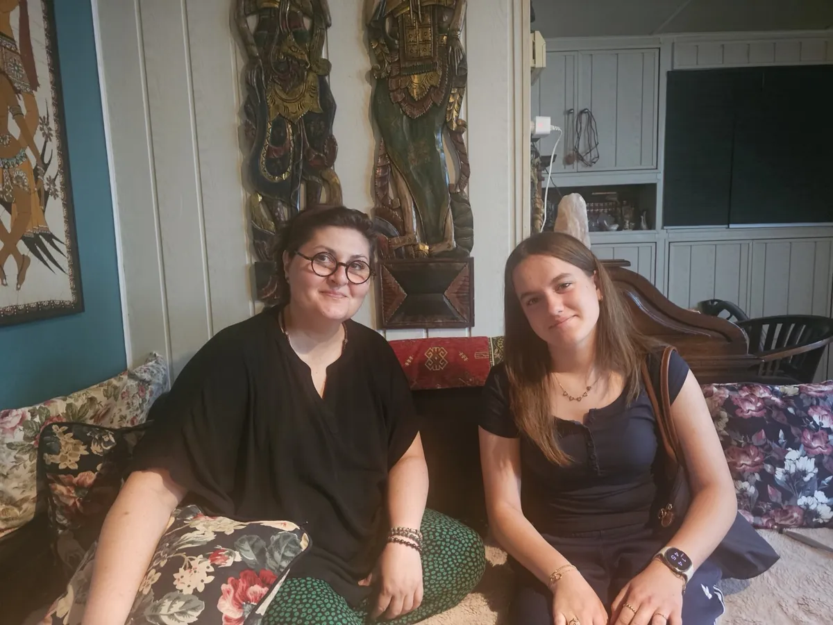Jelena en Iskra samen op de bank tijdens het interview